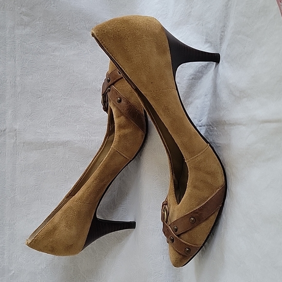 Levity Nary Tan & Brown Pumps - Picture 2 of 7